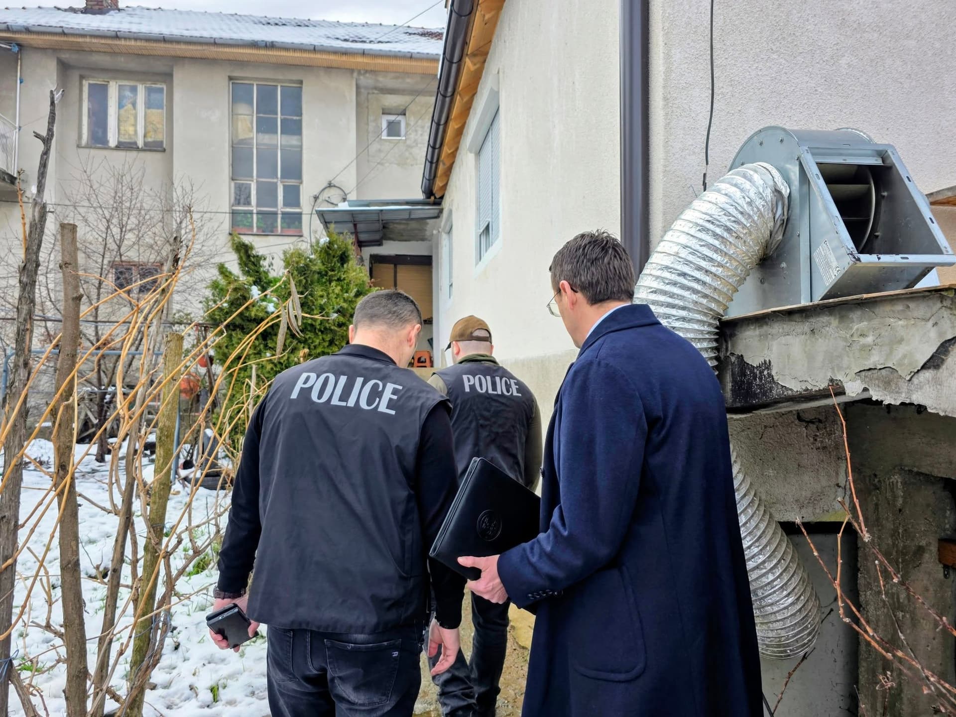 Ndalohet për 48 orë i arrestuari për sulm ndaj pjesëtarëve të KFOR-it dhe të Policisë, Prokuroria ndan pamje nga bastisja