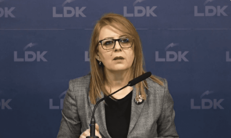 Hykmete Bajrami i kërkon me urgjencë Kurtit të aktivizojë shtetin për të ndalur zjarrin në deponinë e Sferkës