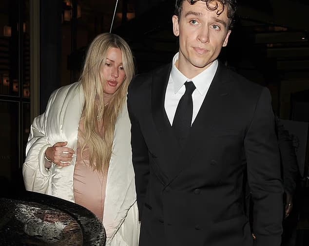 Shtatzënë, Ellie Goulding mbështillet me pallto gjigante në “BAFTA Invest In Talent Gala”, teksa largohet me partnerin Beau Minniear
