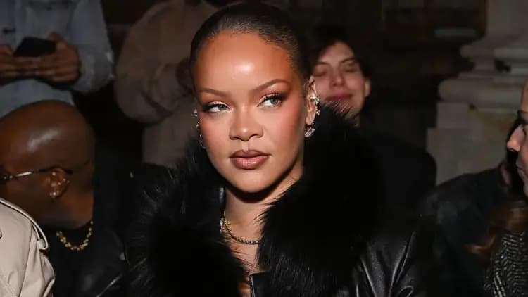 Çfarë po ndodh? Gruaja e përfshirë në të shtënat pranë shtëpisë së Rihanna-s flet për herë të parë