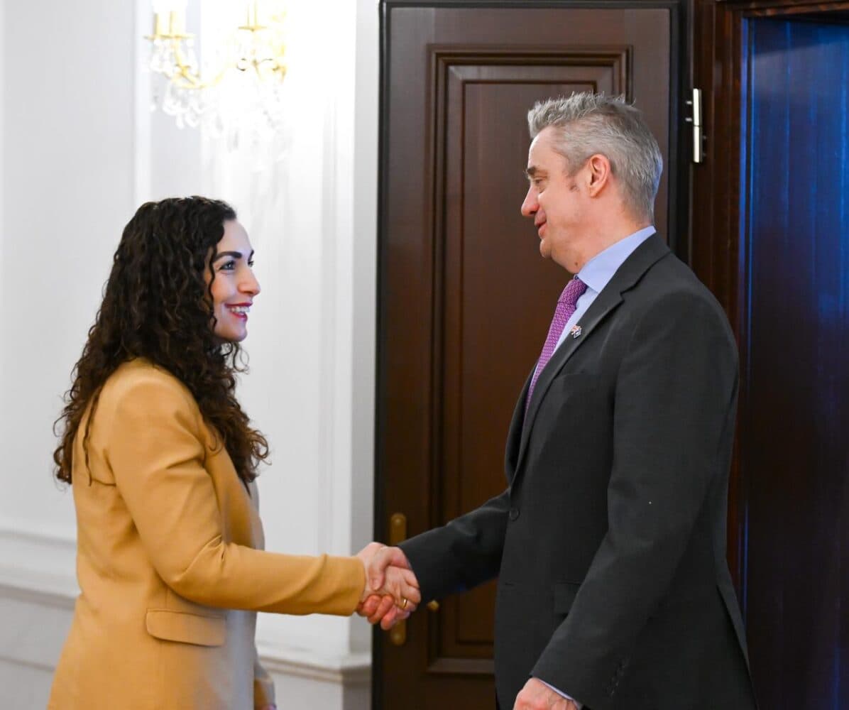 Presidentja Osmani priti në takim ambasadorin britanik, flasin për zhvillimet e fundit politike në vend