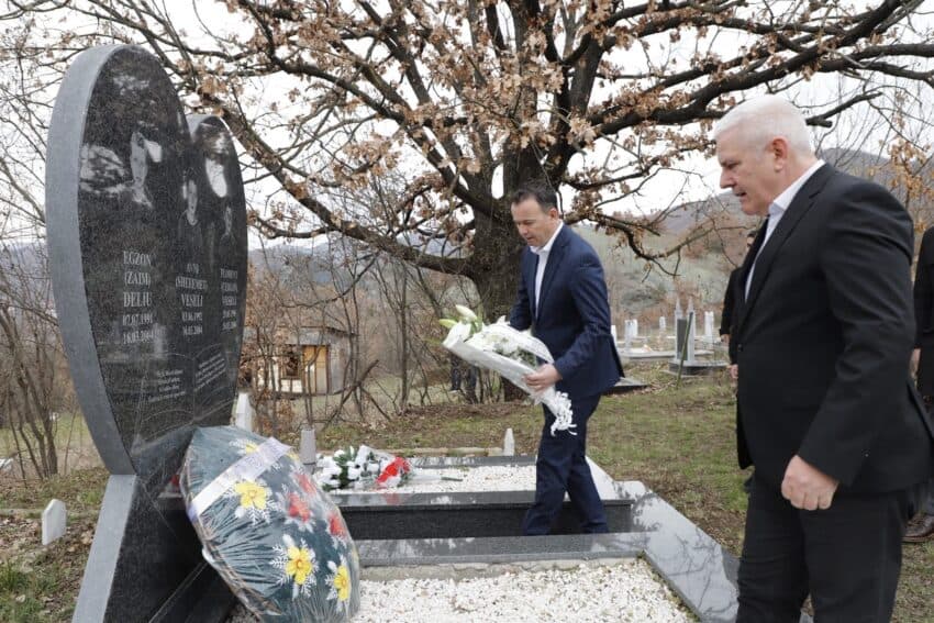 Sveçla e Peci bëjnë homazhe te pllaka përkujtimore e viktimave të Trazirave të Marsit