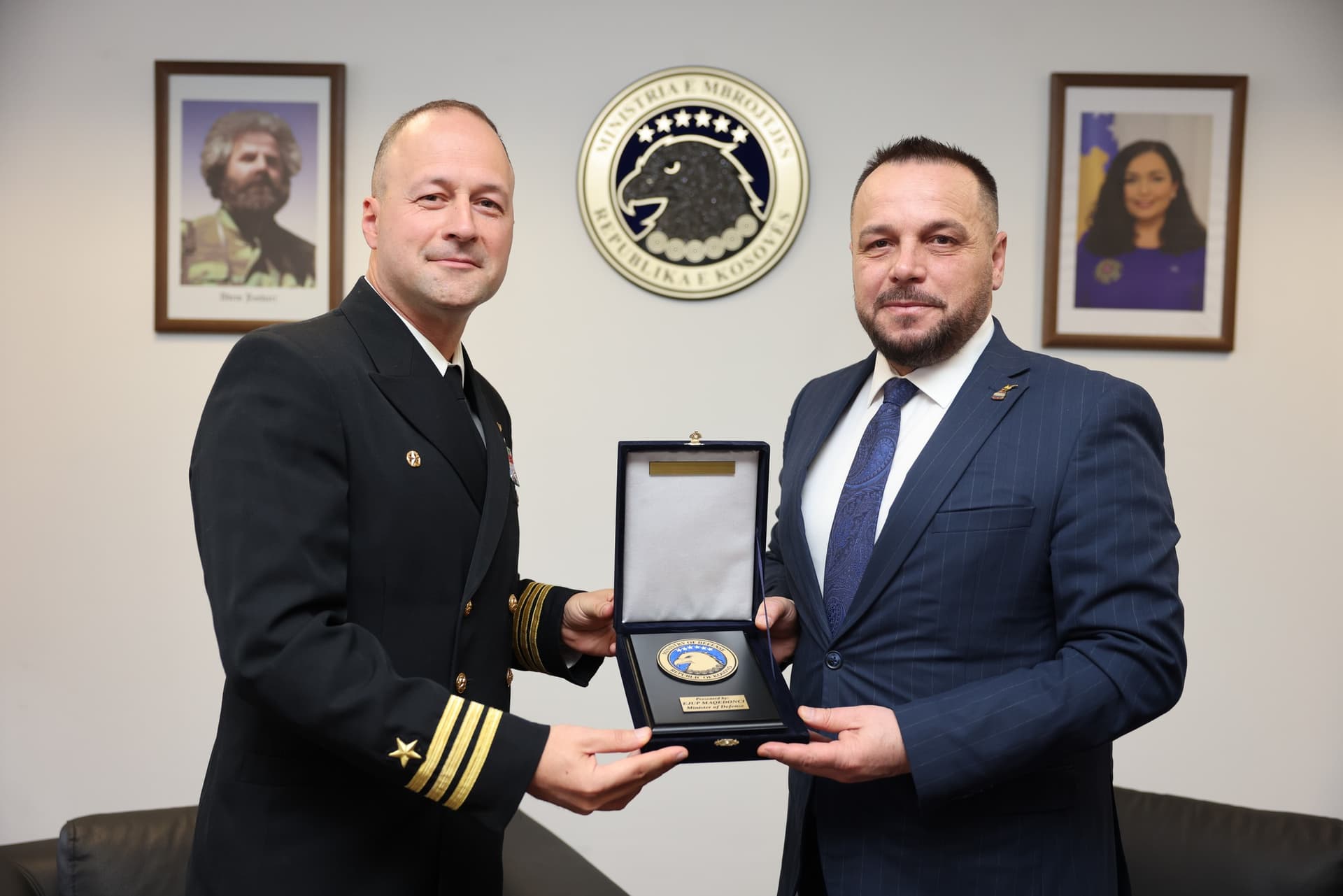 Maqedonci pret shqiptarin që drejton anijen luftarake amerikane USS Pearl Harbor, flasin për avancimin e sistemit të mbrojtjes