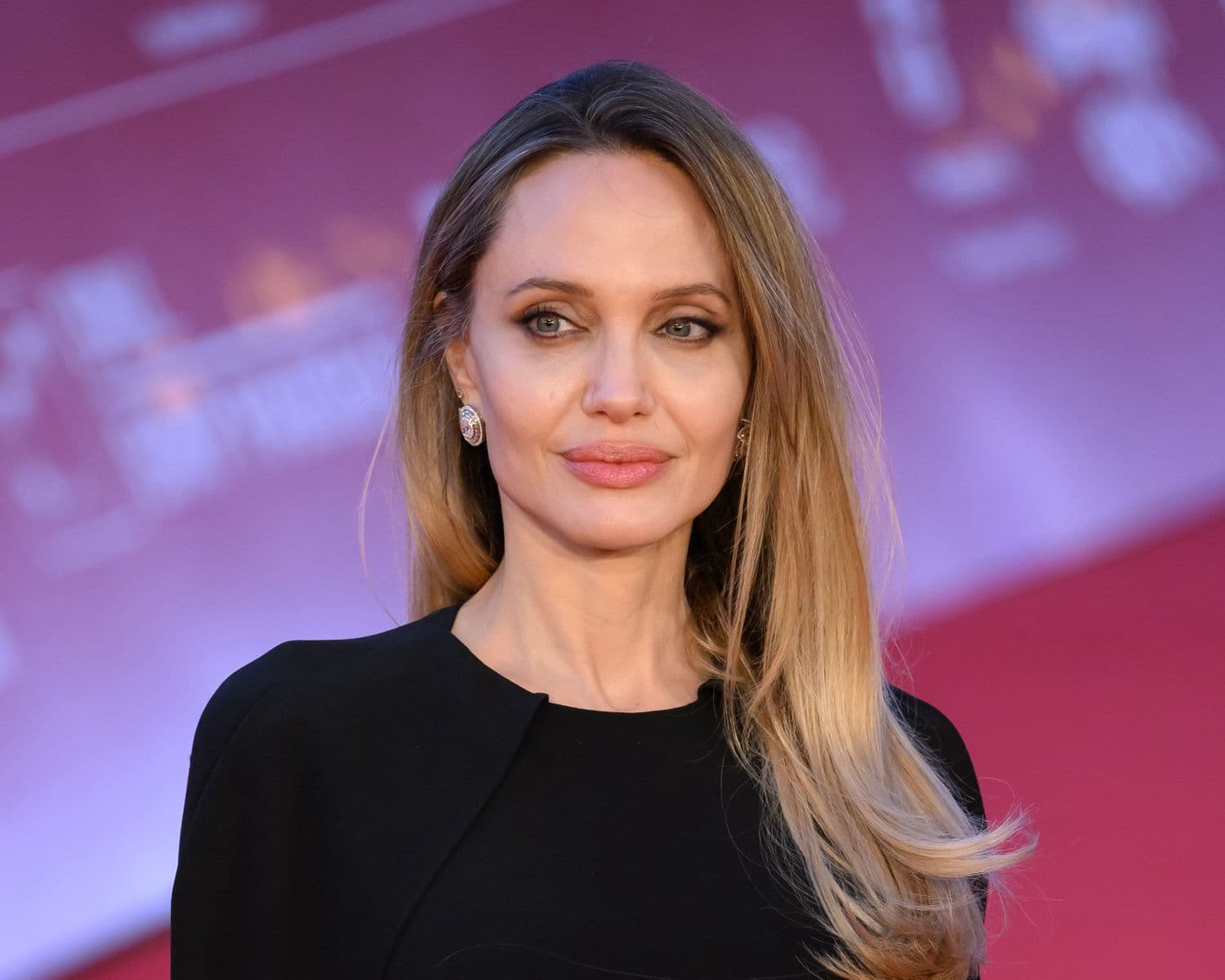 Angelina Jolie pohon se nuk ka qenë në një lidhje që nga divorci nga Brad Pitt