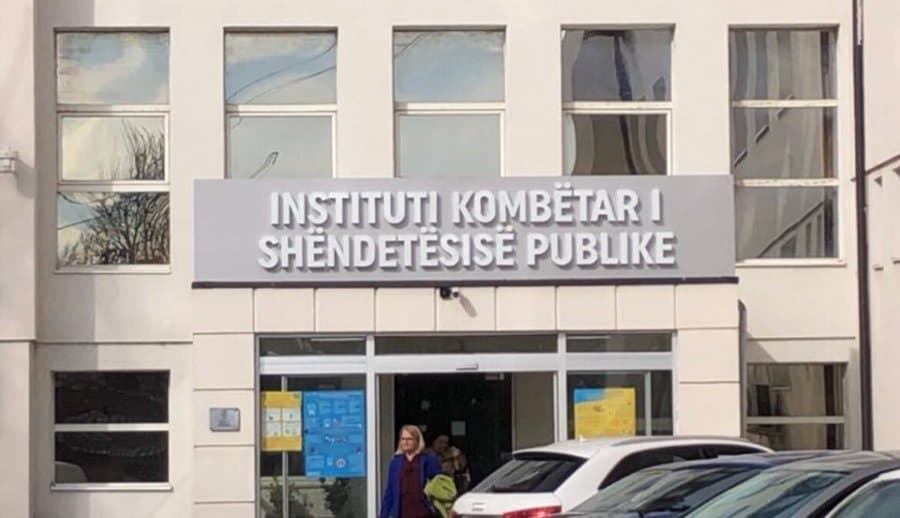 “Pini ujë shpesh”, hani ushqime të lehta”, IKSHKP përsërit këshillat për shkak të temperaturave të larta