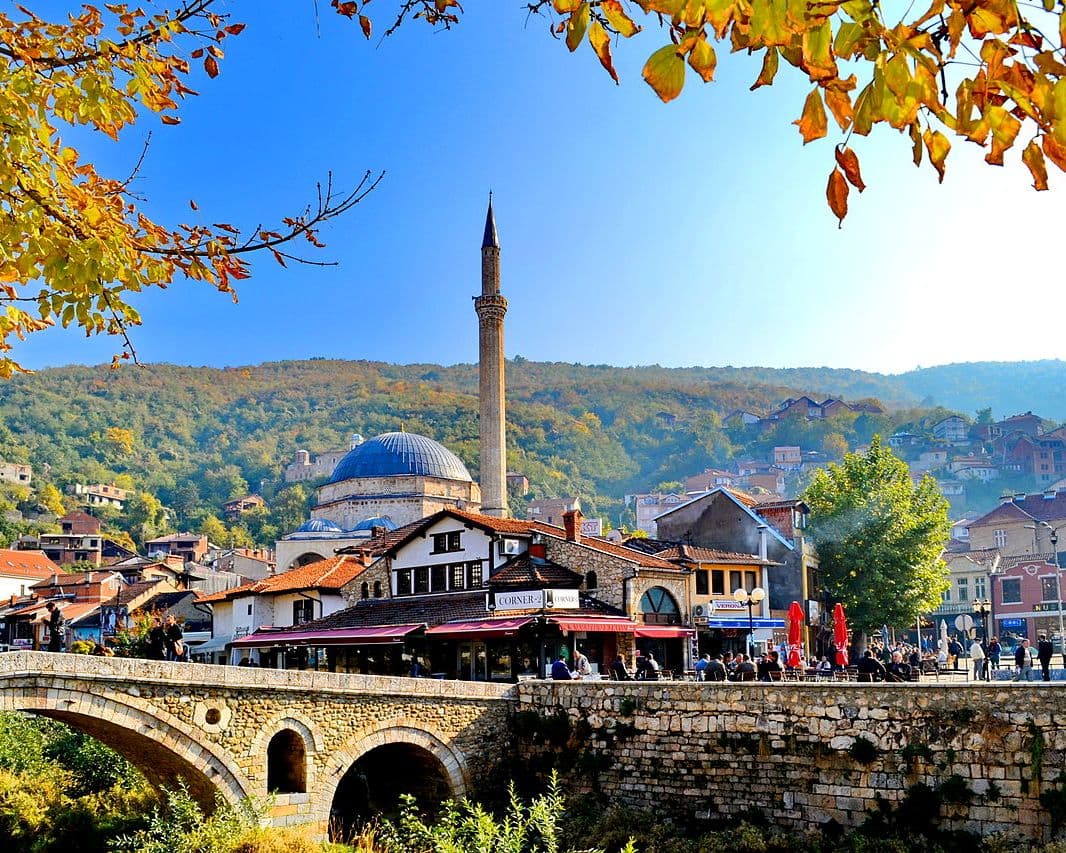 Bie numri i turistëve të huaj që vizitojnë Kosovën