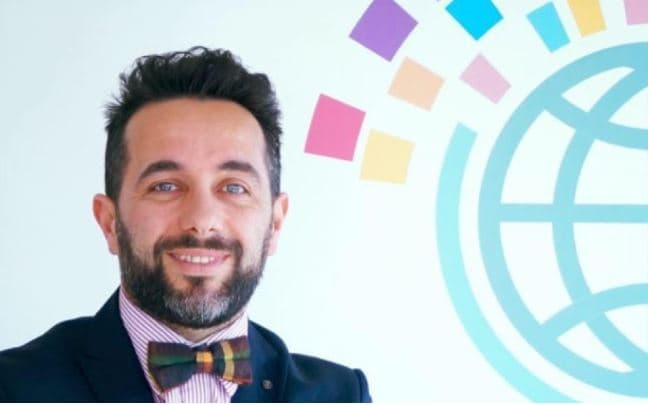 Muharremi: Qytetarët kanë të drejtë të kërkojnë zbatimin e ligjit, madje edhe t’i nxjerrin nga zyrat kryeministrin dhe ministrat e betuar si deputetë