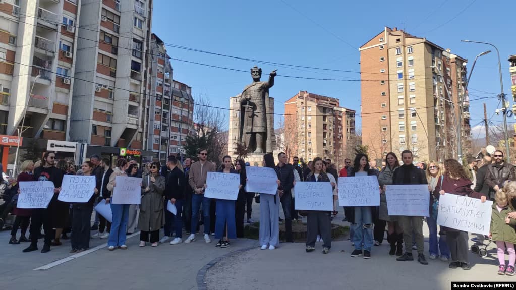 Disa studentë e profesorë protestojnë në veri kundër integrimit në sistemin kosovar të arsimit