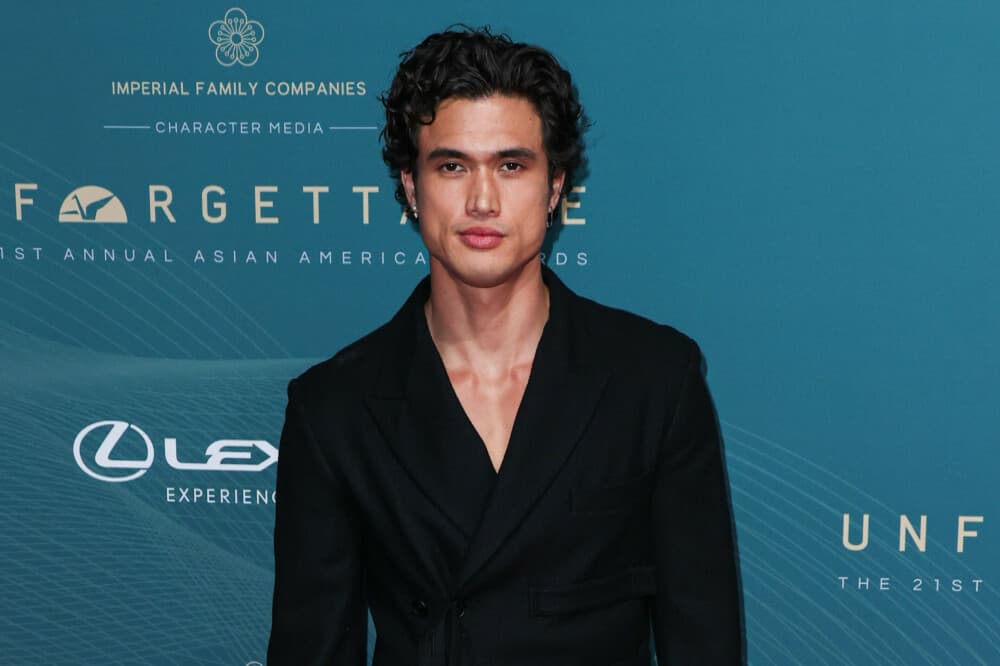 Aktori i “Riverdale”, Charles Melton bëhet baba për herë të parë