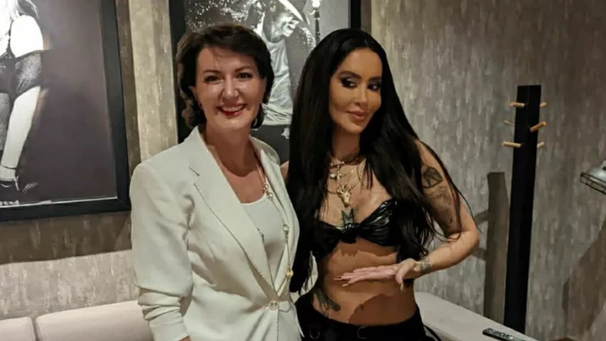 “Tezja e Daskanit”, Dafina uron Atifete Jahjagën për ditëlindje!
