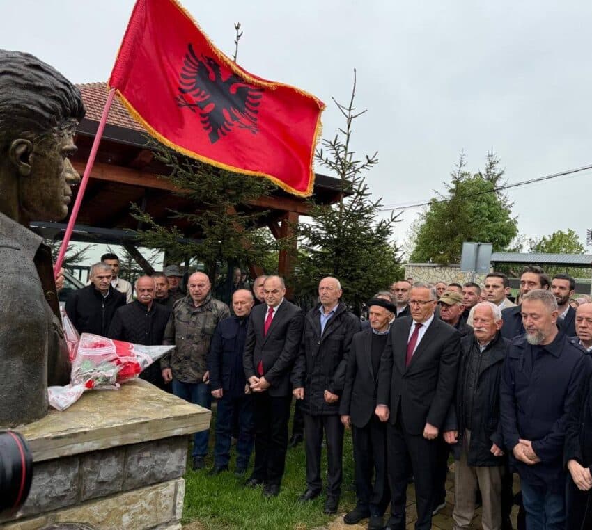 Hoxhaj në Prekaz, kujton Ilaz Kodrën: Liria ka ardhur me çmim të lartë