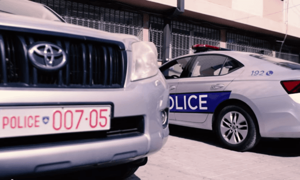 Bastisen dy shtëpi në Podujevë: Konfiskohen armë e municion, dy të dyshuar në kërkim