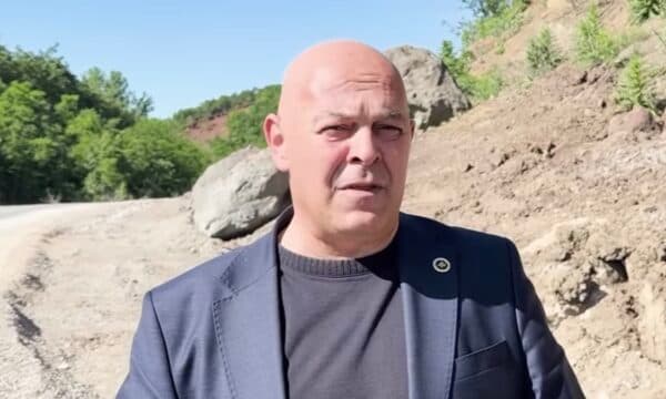 Ardian Gjini ngre shqetësime për krizën energjetike dhe neglizhencën e rrugës Gjakovë–Dollc