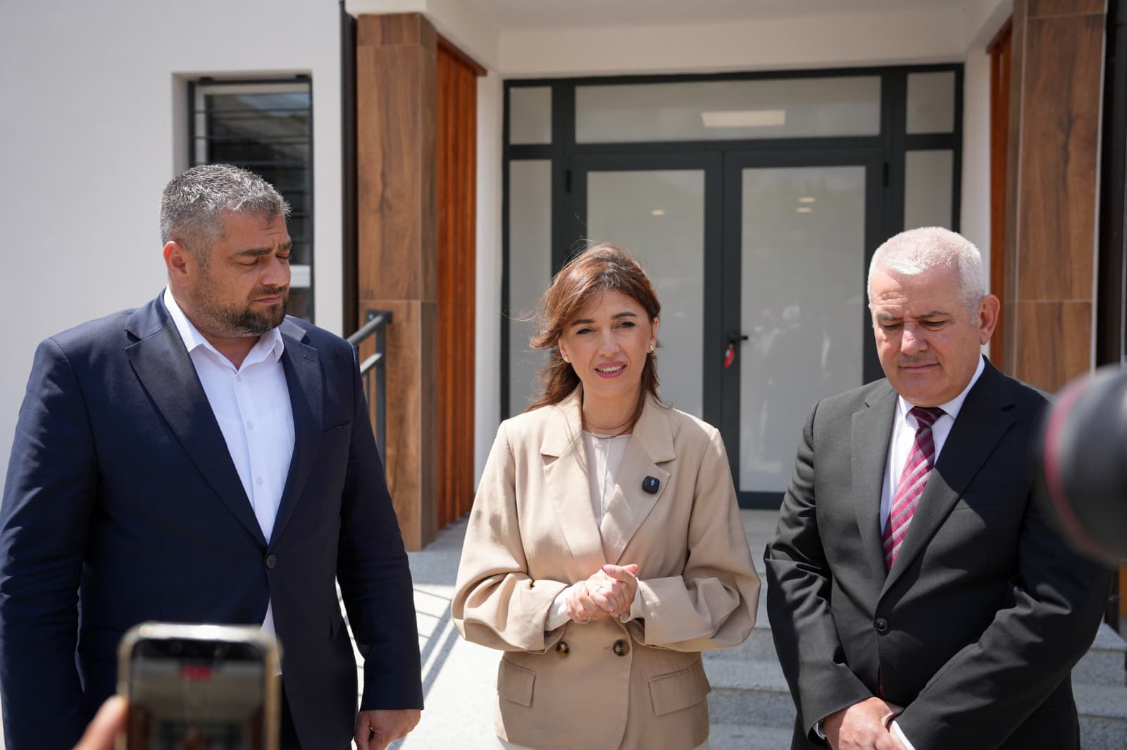 Haxhiu përuroi strehimoren e parë institucionale në veri