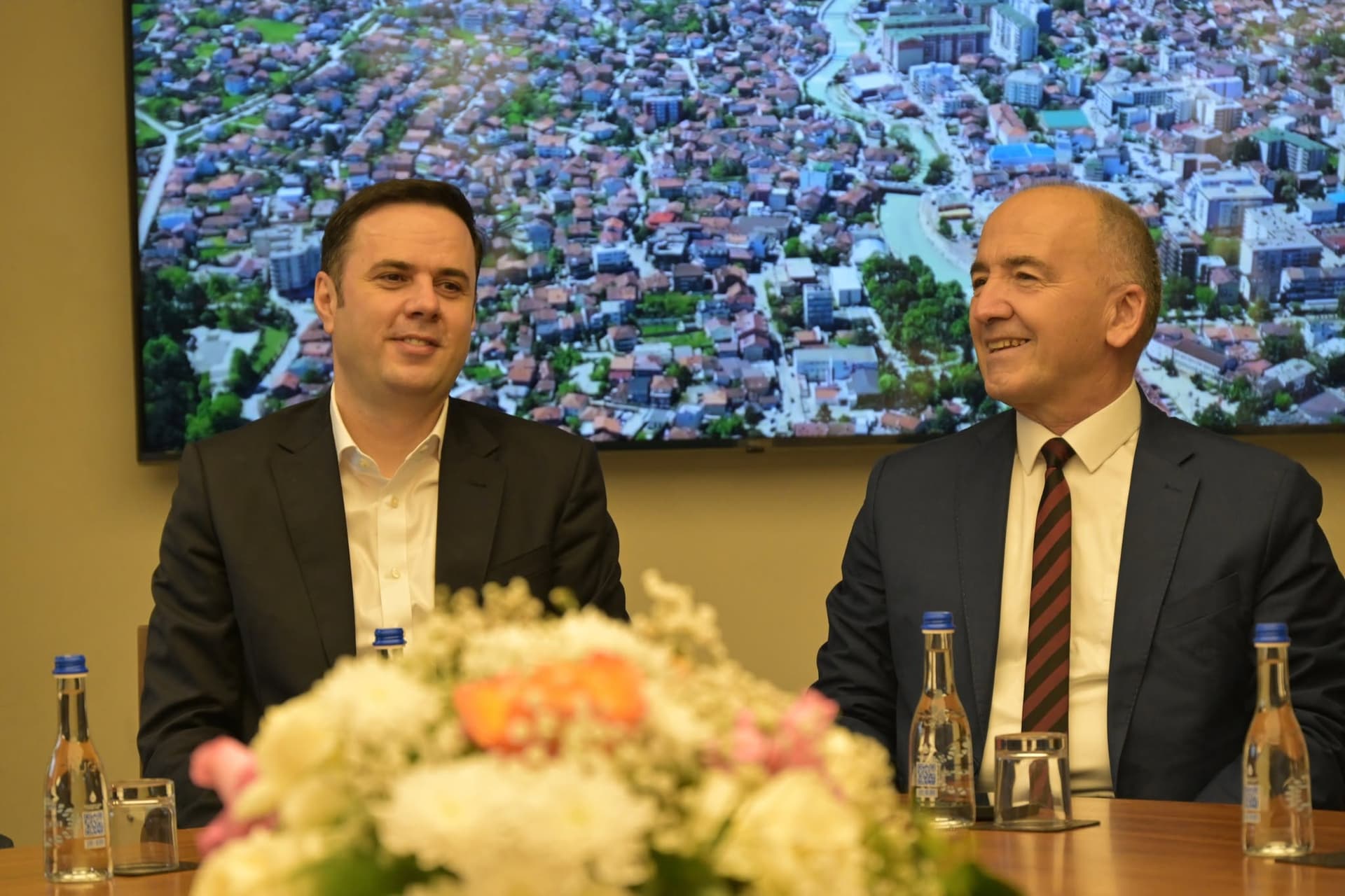 Zyrtarizohet përçarja mes Gazmend Muhaxherit dhe Lumir Abdixhikut – Dega e Pejës kërkon dorëheqje