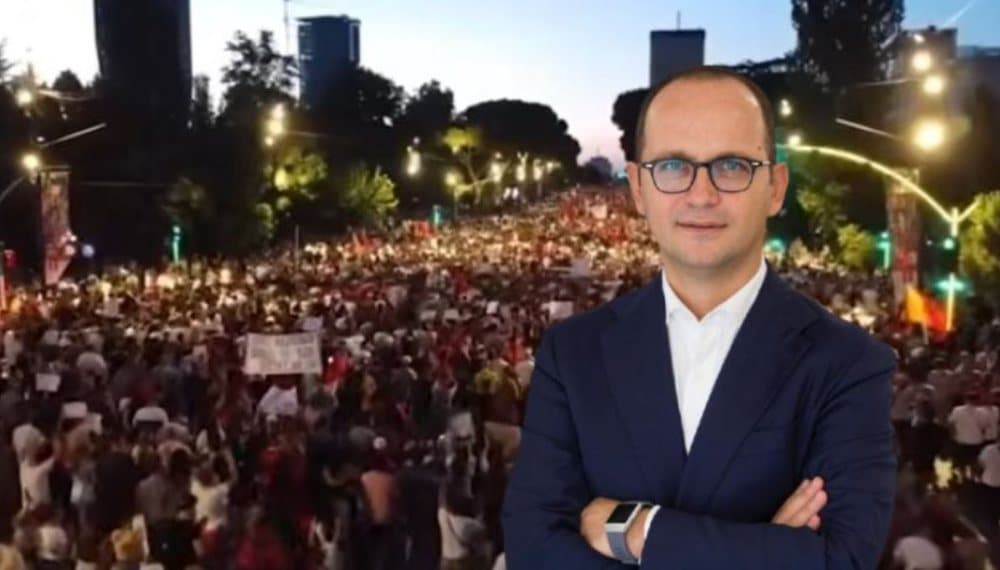 Ditmir Bushati del hapur në mbështetje të protestës: Nuk janë të nxitur nga Irani apo algoritmet, por qytetarë të revoltuar
