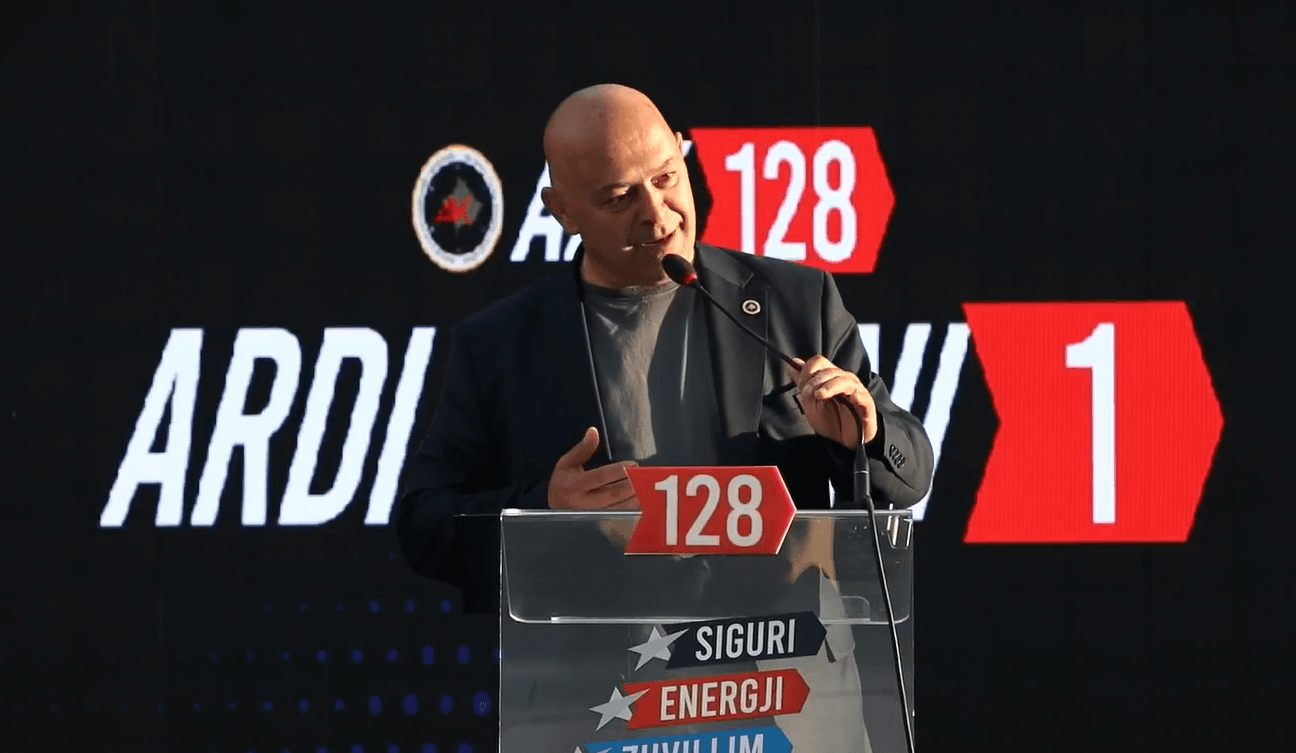 Ardian Gjini kritikon vonesat e projekteve dhe shpërndarjen e parave në kohë zgjedhje