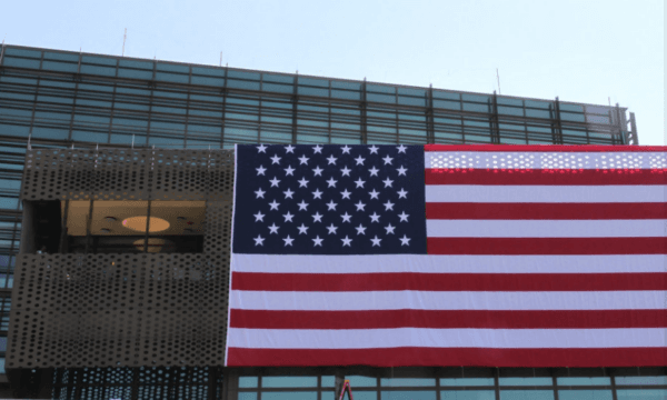 Përgatitjet për 250 vjetor, vendoset një flamur gjigant në objektin e Ambasadës amerikane në Prishtinë