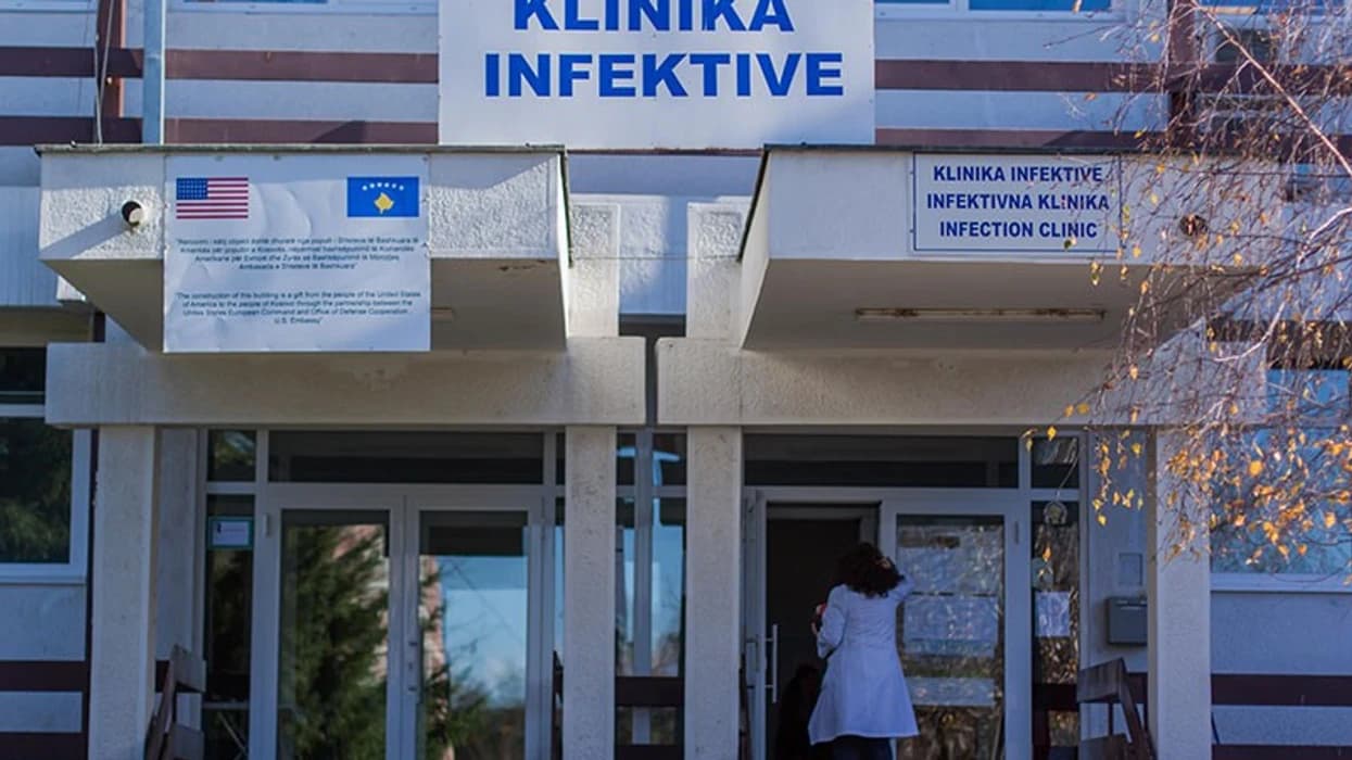 Tre pacientë me HIV në infektivë, njëri në gjendje të rëndë
