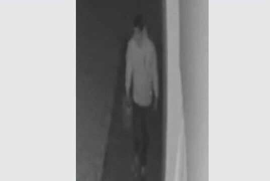 Policia kërkon ndihmën e qytetarëve për identifikimin e një personi të dyshuar për zjarrvënie në Drenas