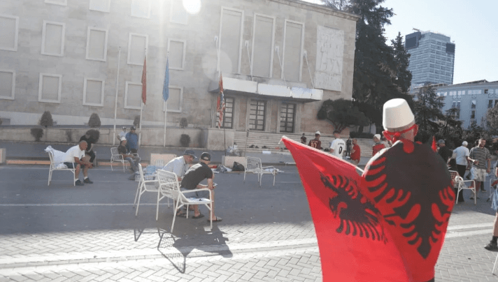Qëndruan deri në orët e para të mëngjesit para Kryeministrisë, policia procedon 9 protestues