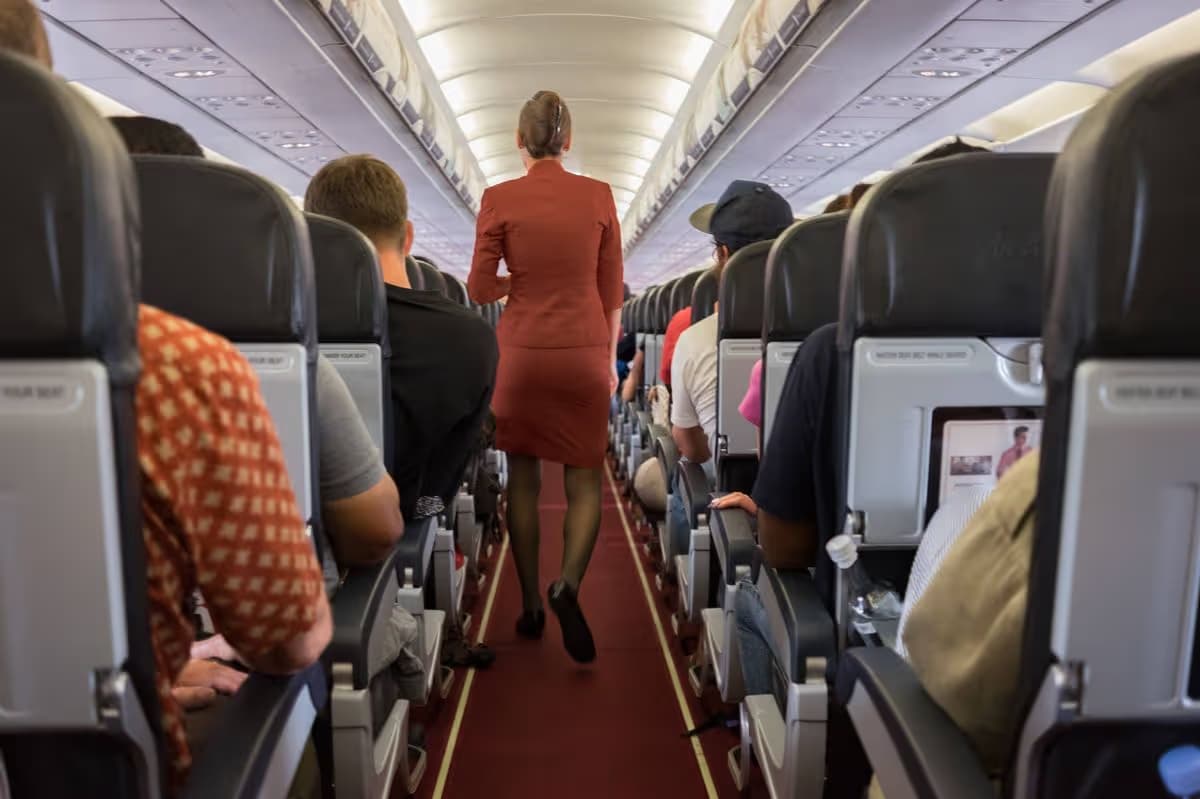 Rrobat që nuk duhet t’i vishni kurrë kur udhëtoni me aeroplan