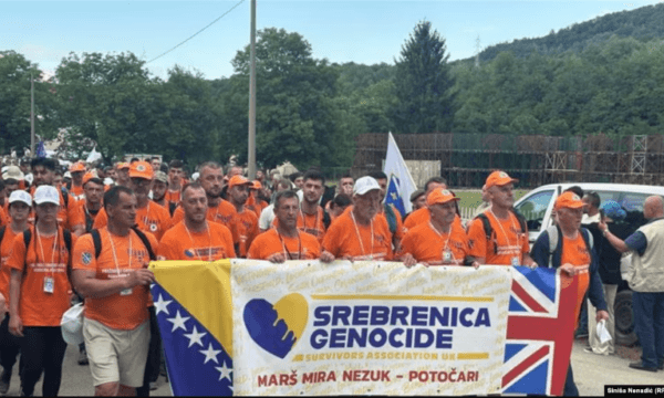 Mijëra njerëz nisen në Marshin e Paqes në kujtim të viktimave të gjenocidit në Srebrenicë