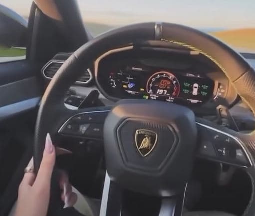 “Fluturon” me Lamborghini, kosovarja kap shpejtësinë marramendëse prej 200 km/h dhe e filmon veten