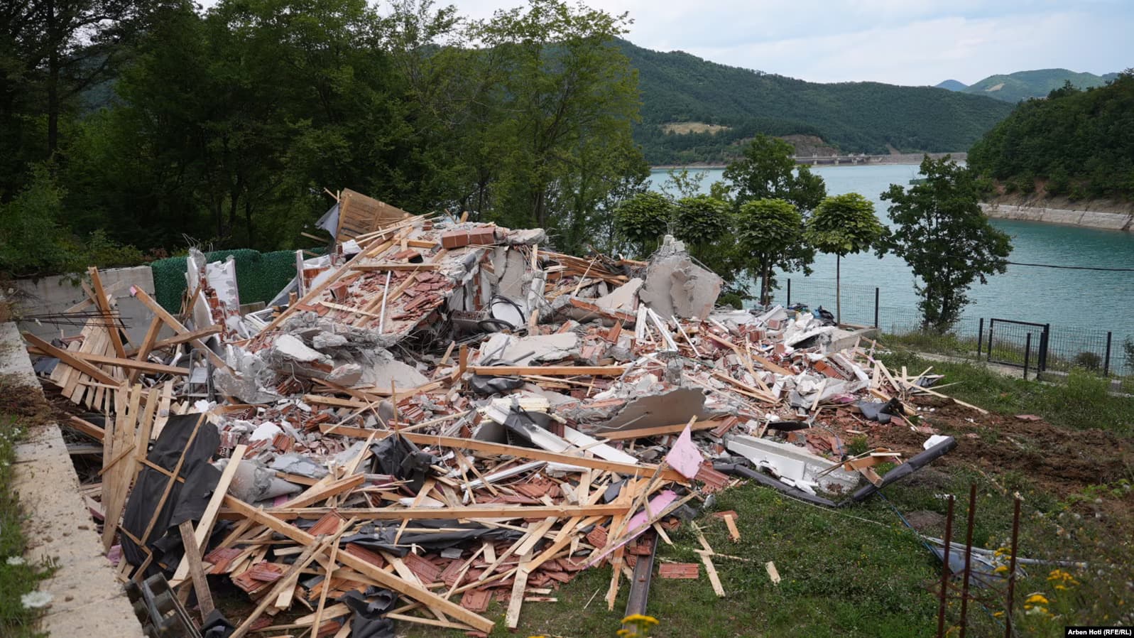 Gjermania e shqetësuar me rrënimin e shtëpive pranë Ujmanit