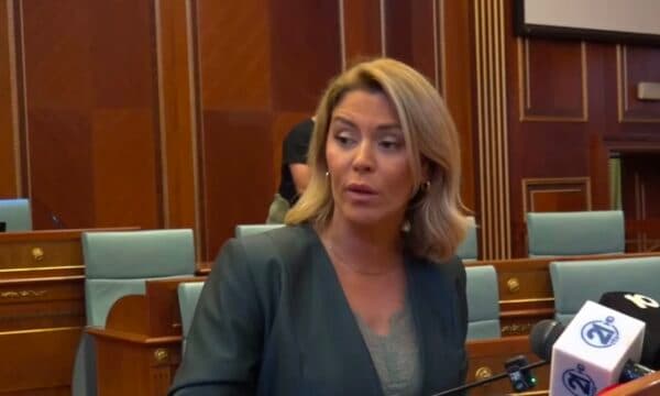 Ngjarjet në Kuvend, Blerta Deliu: Po e mbyllim për sot, do të jemi këtu edhe nesër, do të jemi këtu çdo ditë