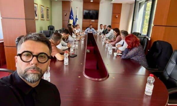 Deputetët e PDK-së shkojnë në Kuvend, Behrami publikon fotografi: Jemi këtu