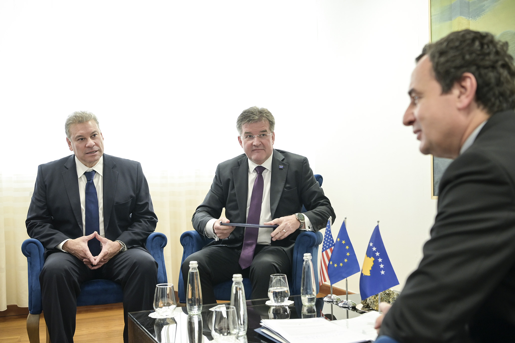 Kryeministri Kurti jep detaje për takimin me emisarët