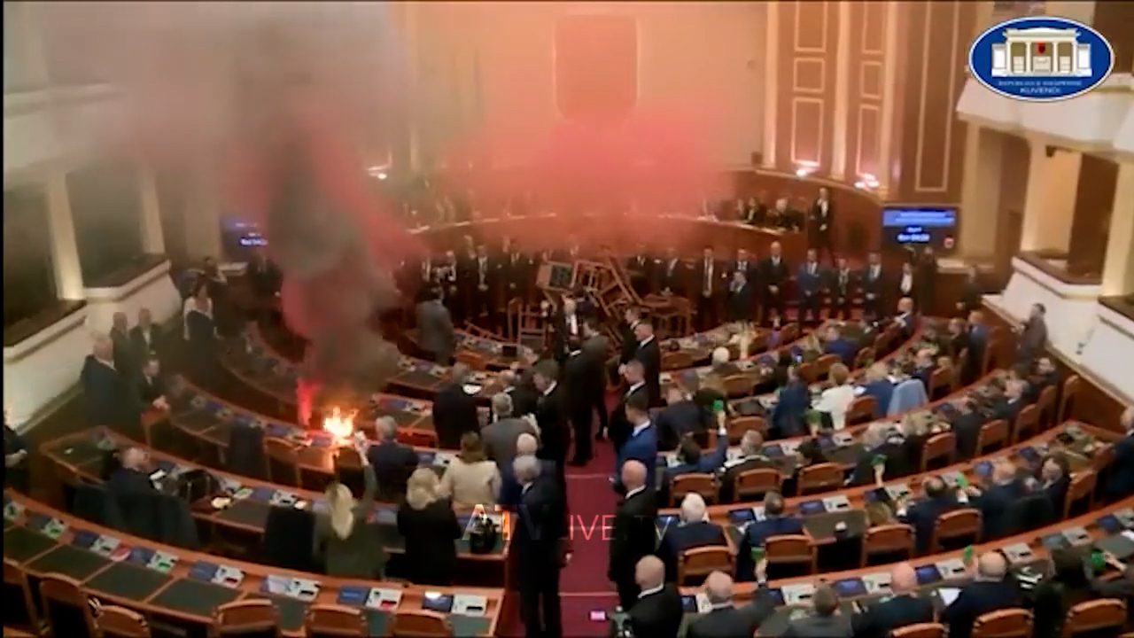 Shqipëri, mes zjarrit votohet në parim projektbuxheti për vitin 2024