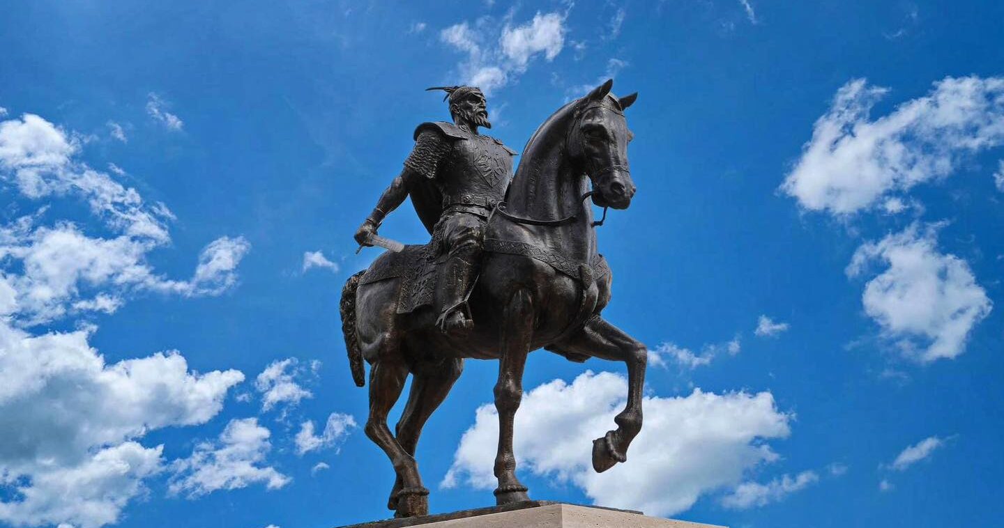 Përurohet shtatorja e Skënderbeut në Gjakovë