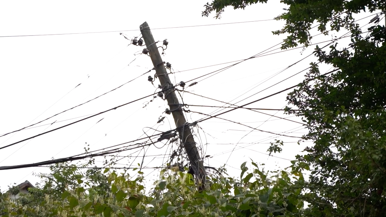 Rrëzohet shtylla elektrike në Lagjën e trimave  disa shtëpi pa rrymë