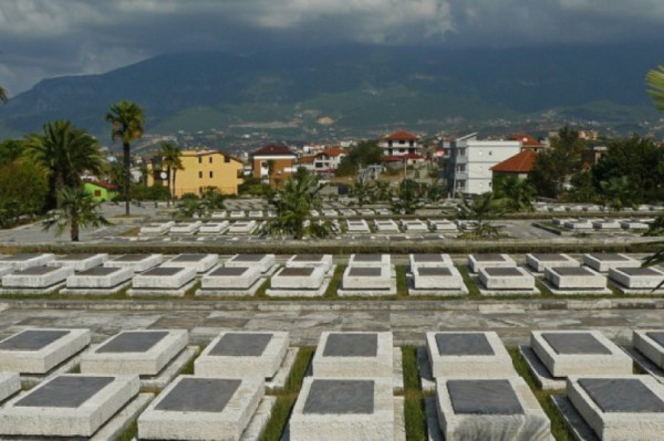 Përkujtohet Dita e Dëshmorëve në Shqipëri