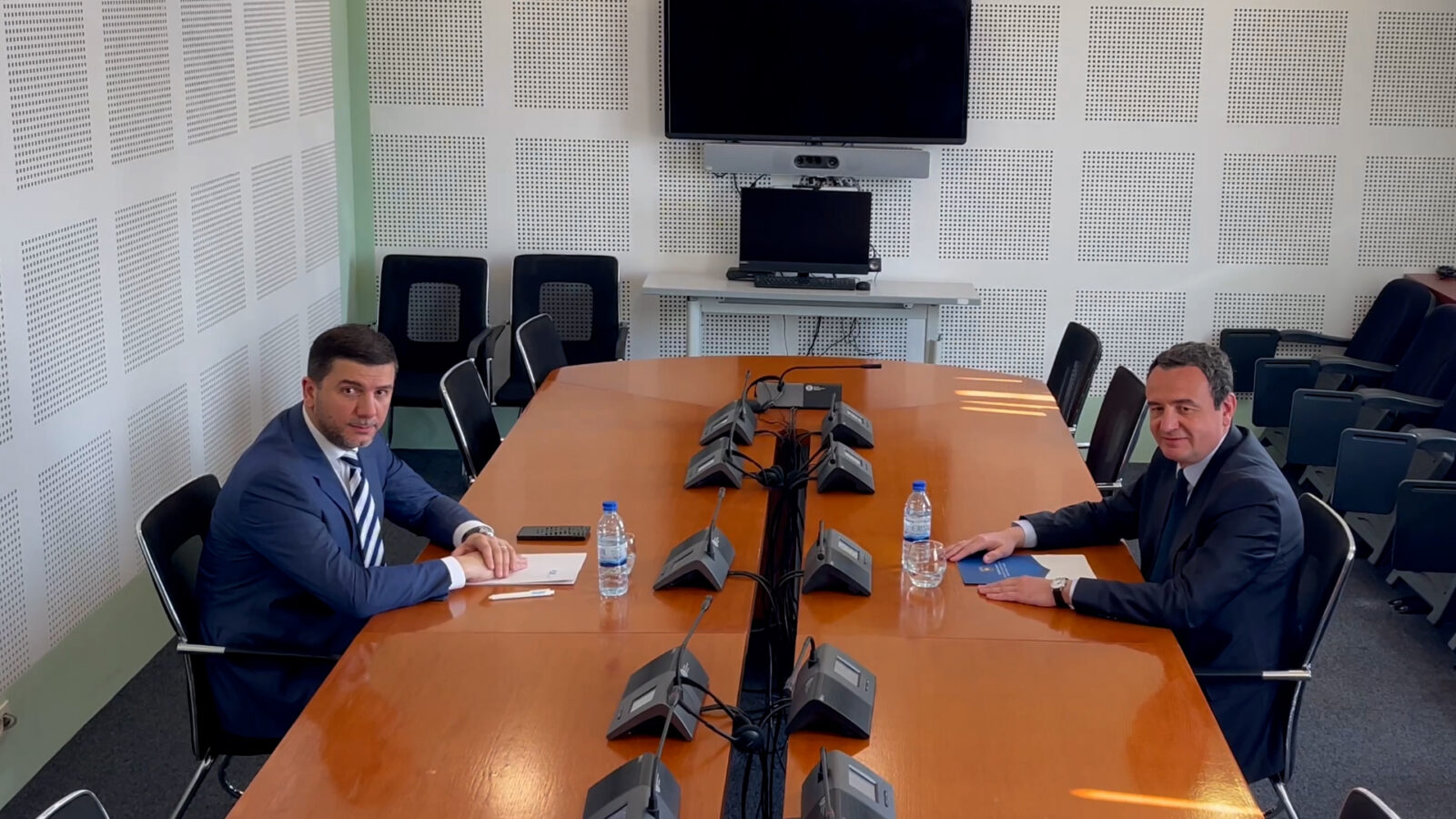 Përfundon takimi Kurti  Krasniqi  s ka marrëveshje