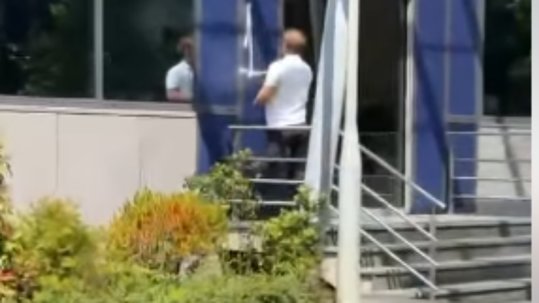 Haki Abazi me aksion simbolik para Qeverisë  Mashtrimi nuk duhet të normalizohet  rritja e çmimit të energjisë e bën jetën e shtrenjtë 