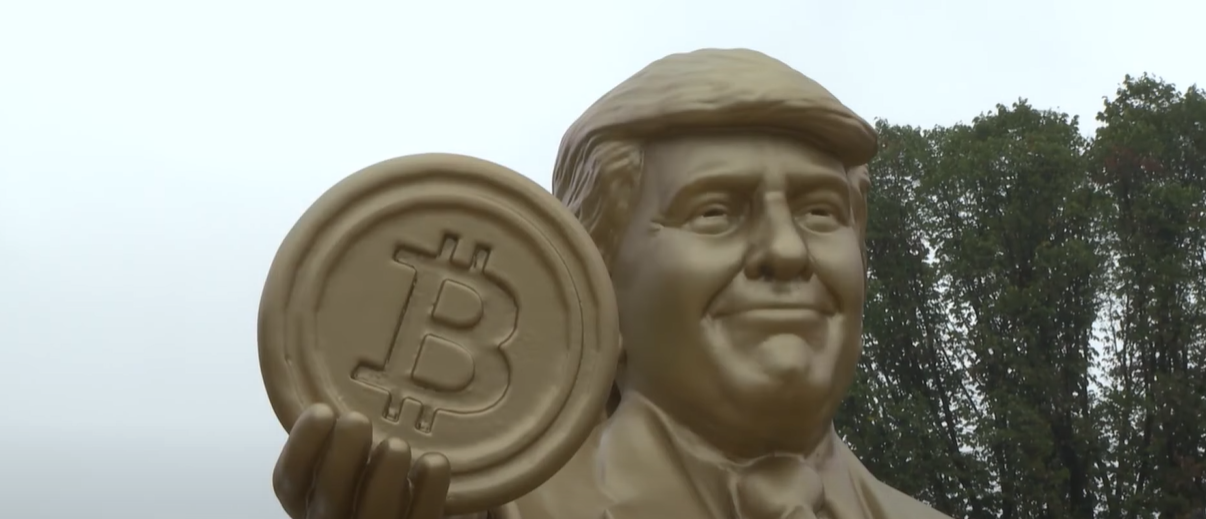 Statujë e artë me Trump me bitcoin në dorë shfaqet pranë Kapitolit në Washington DC