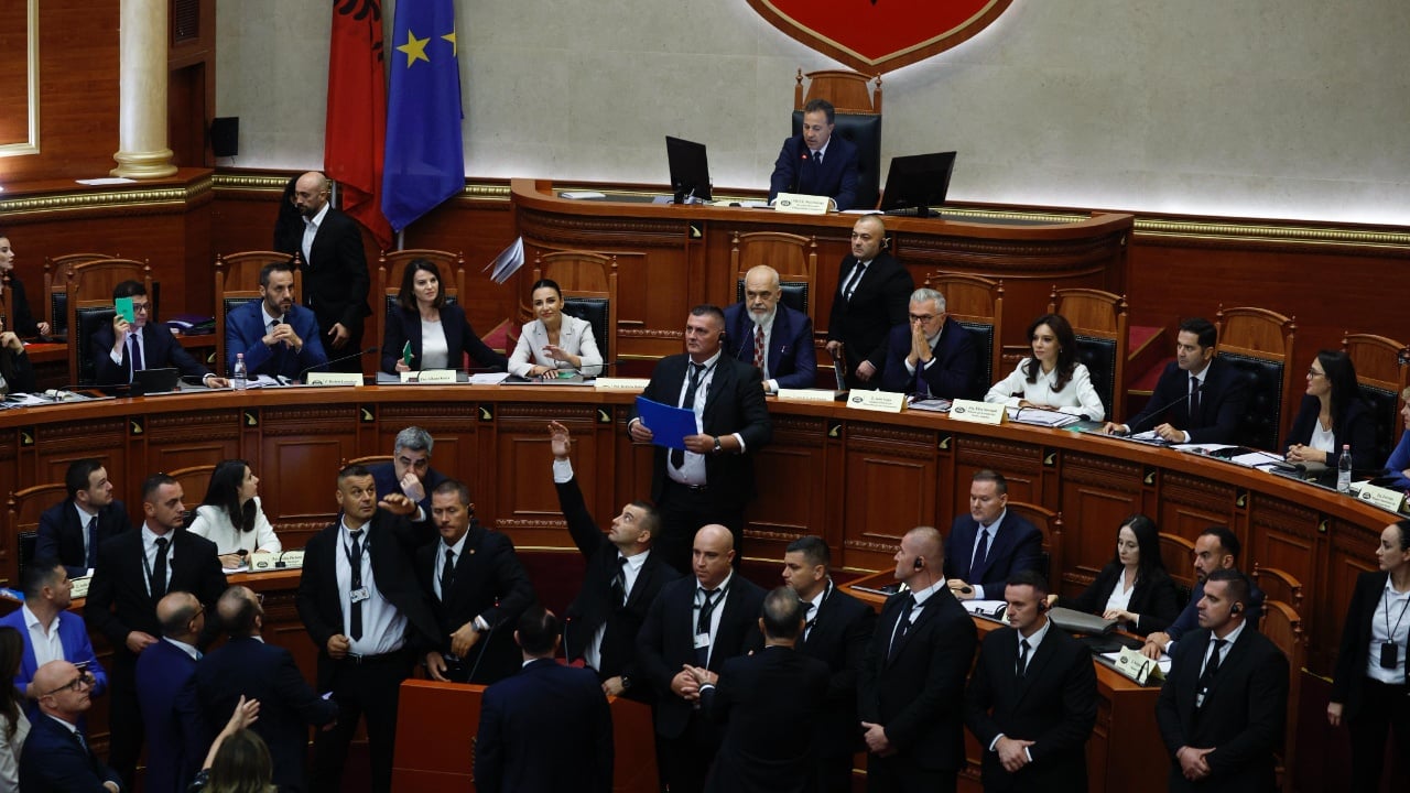 Tensionet në Kuvend  Opozita godet me librin e Kushtetutës Ramën  kryeministri Gardës  Lërini