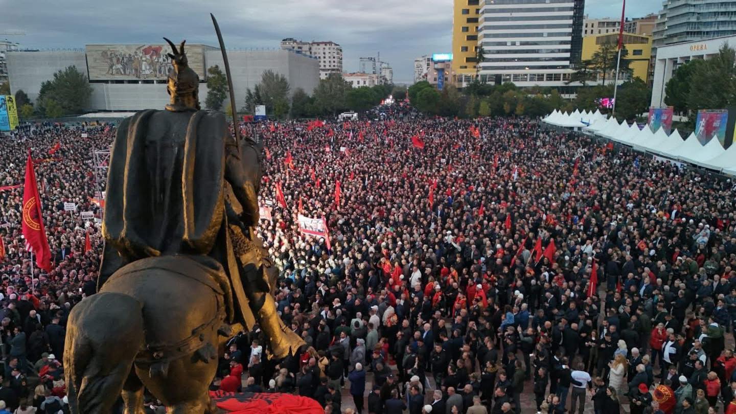 Mediat botërore raportojnë për protestën masive në Tiranë në mbështetje të ish-krerëve të UÇK-së