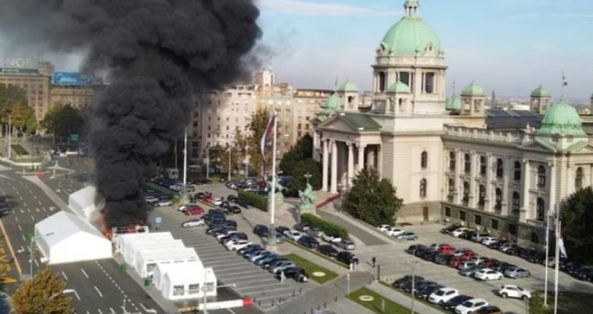 Të shtëna, zjarr dhe arrestime para Kuvendit të Serbisë në Beograd