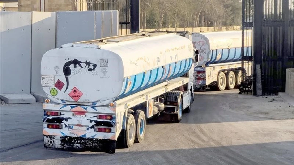 Kamionët me ndihma humanitare qëndrojnë në pritje në kufi, ndërsa Izraeli mban të mbyllur pikën e kalimit