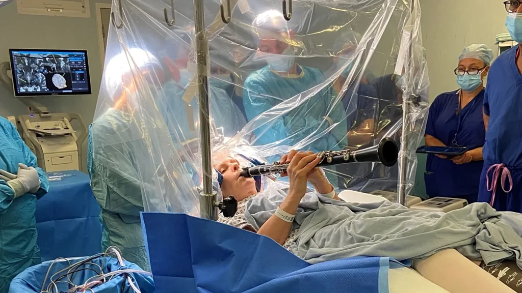 Pacientja në Britani luan klarinetë gjatë operacionit në tru për trajtimin e Parkinsonit
