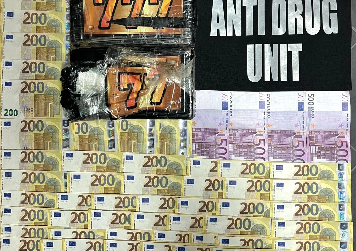 Sekuestrohen 2.2 kg kokainë dhe 13 mijë euro te dy persona që tentuan t’i iknin Policisë