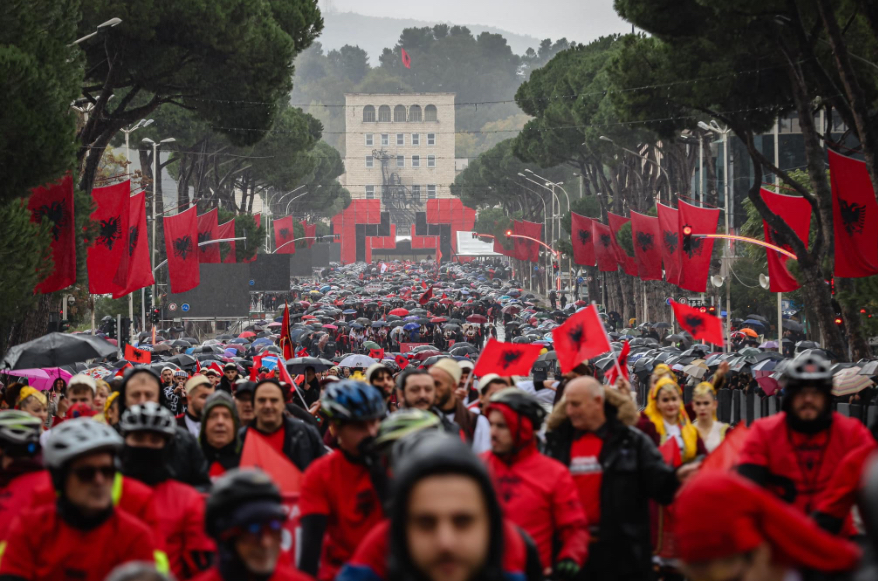 Shqiptarët sot festojnë 28 Nëntorin