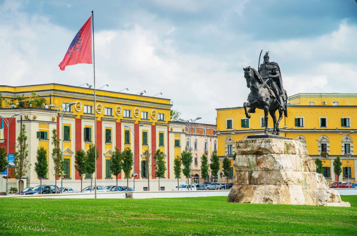 Nxiti ndarje dhe urrejtje me postime fyese për flamurin në Facebook  Gjykata në Tiranë dënon me dy vjet burg kosovarin
