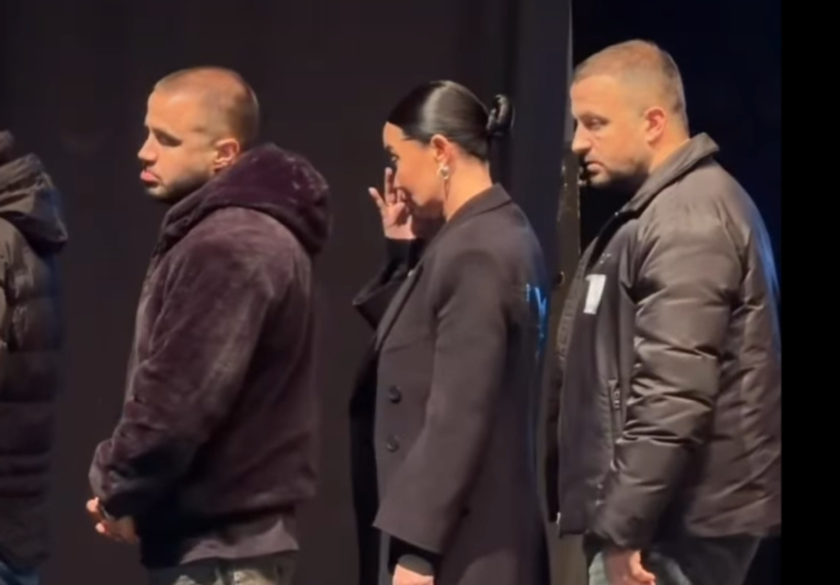 Dafina Zeqiri së bashku me Kreshnikun po marrin pjesë në ceremoninë mortore për Shpat Kasapin