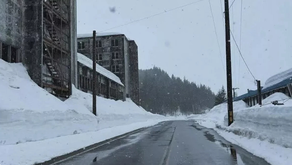 Qyteti i vogël ku pothuajse e gjithë popullsia jeton në një ndërtesë