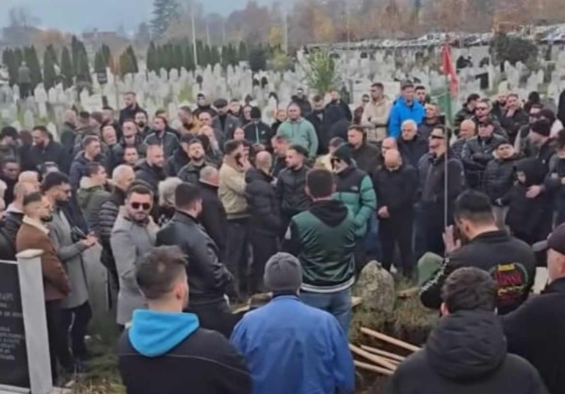 Mes shumë të pranishmëve  varroset Shpat Kasapi në vendlindje